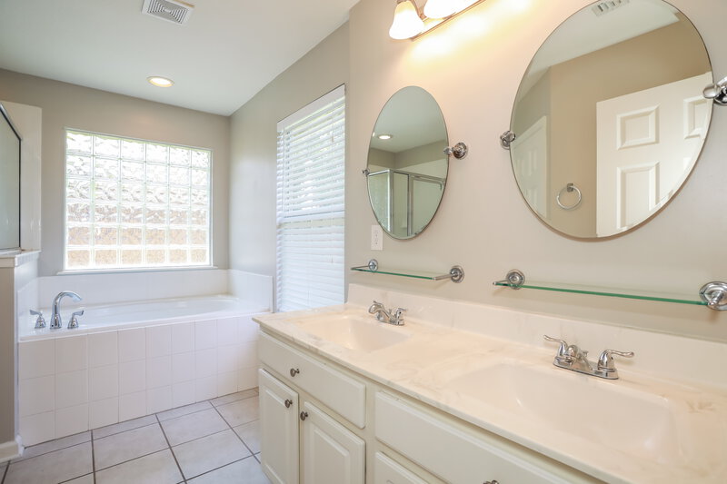 2,175/Mo, 1023 Beckingham Dr St Augustine, FL 32092 Main Bathroom View