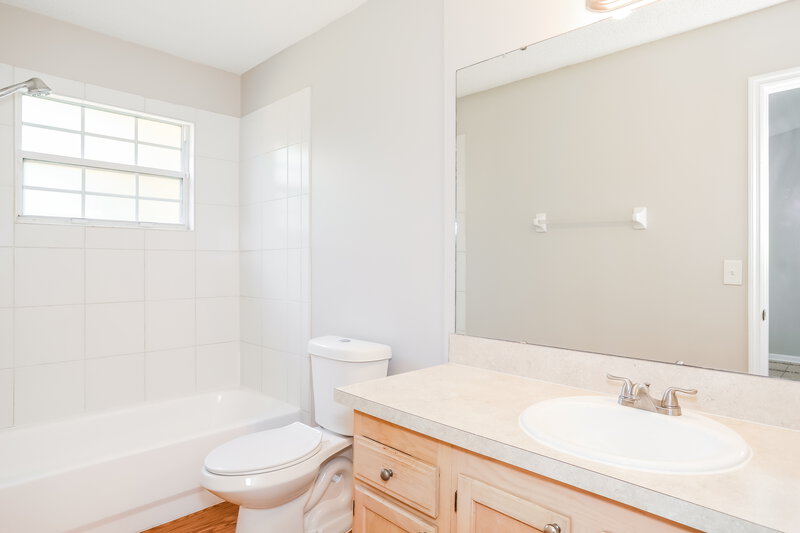 2,270/Mo, 1903 Suwannee River Dr Fleming Island, FL 32003 Main Bathroom View