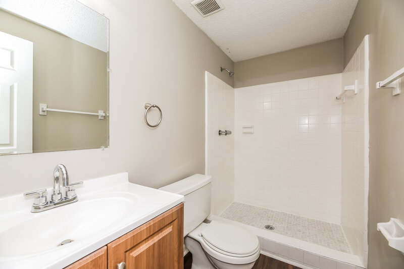 1,680/Mo, 2819 Kiowa Ave Orange Park, FL 32065 Main Bathroom View
