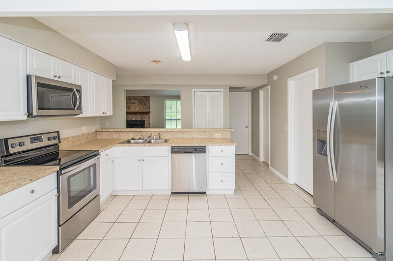 0/Mo, 2172 Aztec Dr W Jacksonville, FL 32246 Kitchen View 2