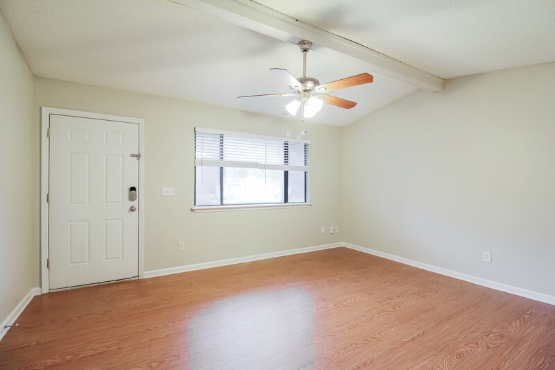 1,650/Mo, 8442 Finwood Ave Jacksonville, FL 32221 Living Room View