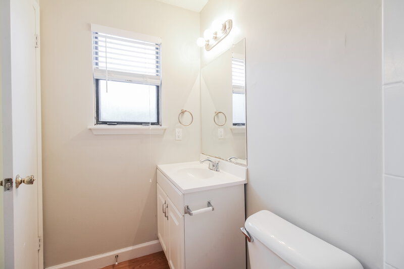 1,650/Mo, 8442 Finwood Ave Jacksonville, FL 32221 Main Bathroom View
