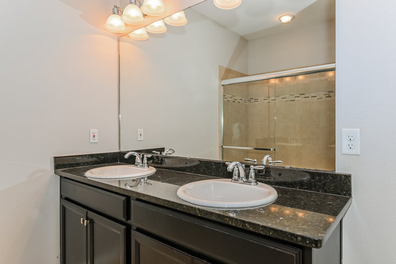 2,400/Mo, 497 Deercroft Ln Orange Park, FL 32065 Main Bathroom View 2