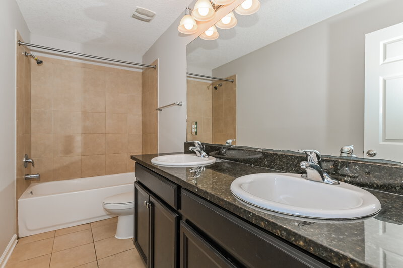 2,400/Mo, 497 Deercroft Ln Orange Park, FL 32065 Bathroom View