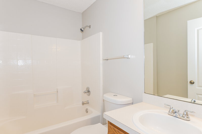 1,980/Mo, 14130 Crestwick Dr E Jacksonville, FL 32218 Bathroom View