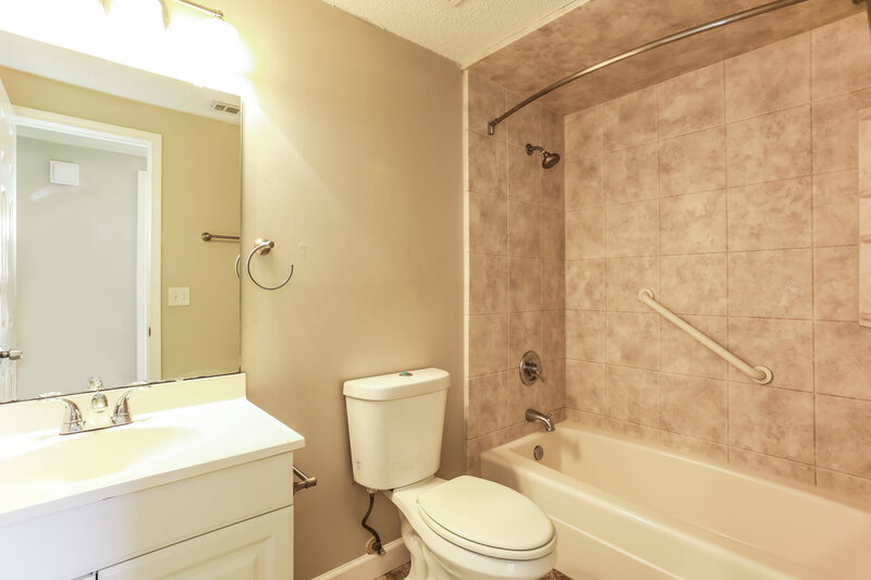 1,630/Mo, 7527 Springer Pl Jacksonville, FL 32244 Main Bathroom View