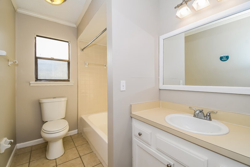 2,130/Mo, 10914 Horse Track Dr Jacksonville, FL 32257 Bathroom View