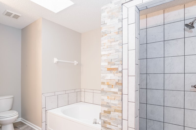 3,090/Mo, 3111 Brook Haven Ct Green Cove Springs, FL 32043 Master Bathroom View