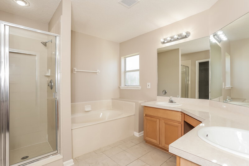 2,025/Mo, 14011 Crestwick Dr W Jacksonville, FL 32218 Main Bathroom View