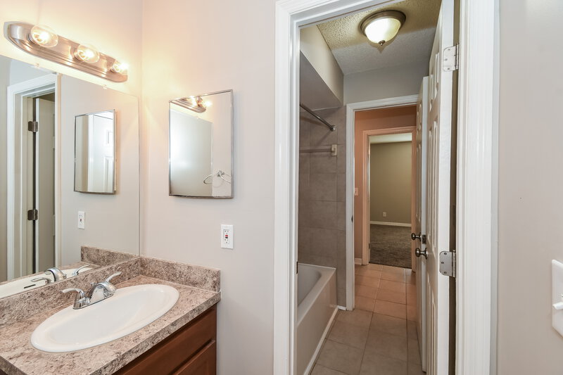 1,265/Mo, 4811 Cherwell Ln Jacksonville, FL 32217 Main Bathroom View
