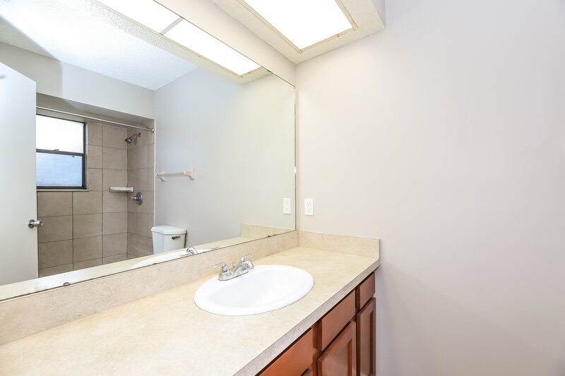 2,560/Mo, 11053 Knottingby Dr Jacksonville, FL 32257 Main Bathroom View