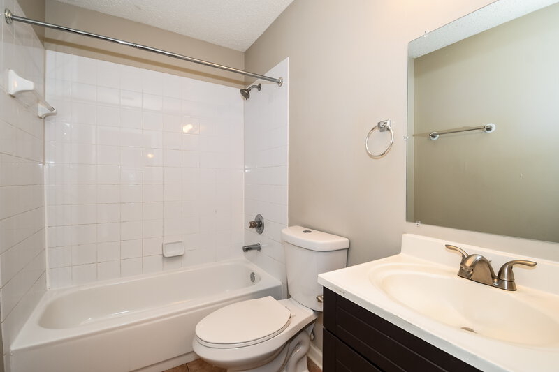 1,825/Mo, 2041 Hunters Trace Cir Middleburg, FL 32068 Bathroom View