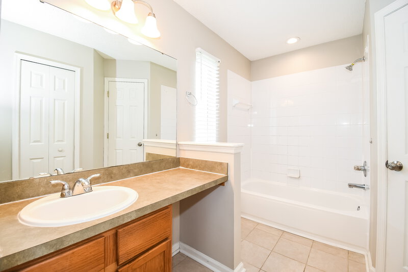 1,825/Mo, 2041 Hunters Trace Cir Middleburg, FL 32068 Bathroom View 2