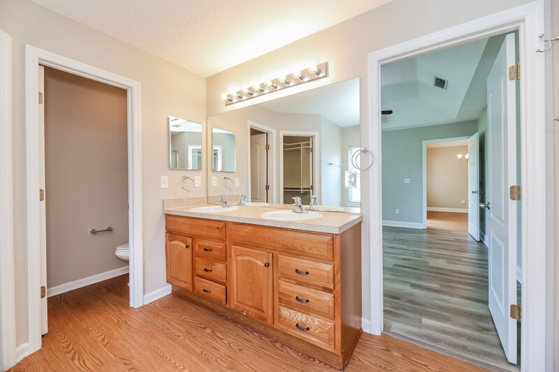 1,840/Mo, 12099 Hayden Lakes Cir Jacksonville, FL 32218 Main Bathroom View