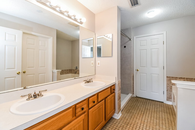 2,005/Mo, 481 Portobello Dr Jacksonville, FL 32221 Main Bathroom View