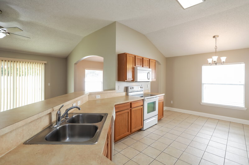 1,520/Mo, 1824 Creekview Dr Green Cove Springs, FL 32043 Kitchen View