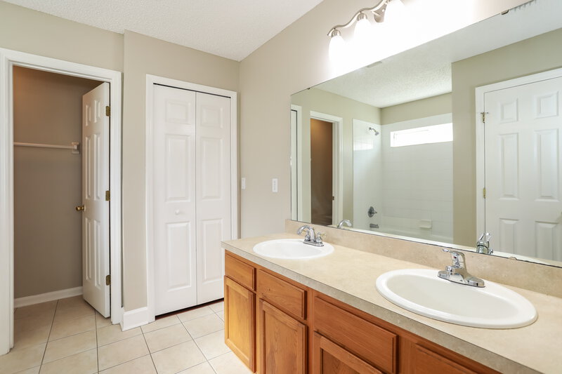 1,520/Mo, 1824 Creekview Dr Green Cove Springs, FL 32043 Main Bathroom View
