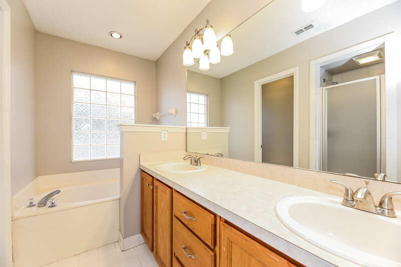 1,990/Mo, 524 Loveland Pl Saint Johns, FL 32259 Main Bathroom View