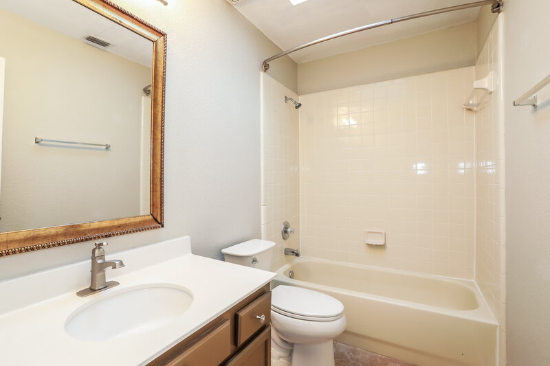 1,930/Mo, 3289 Avalon Dr Green Cove Springs, FL 32043 Bathroom View