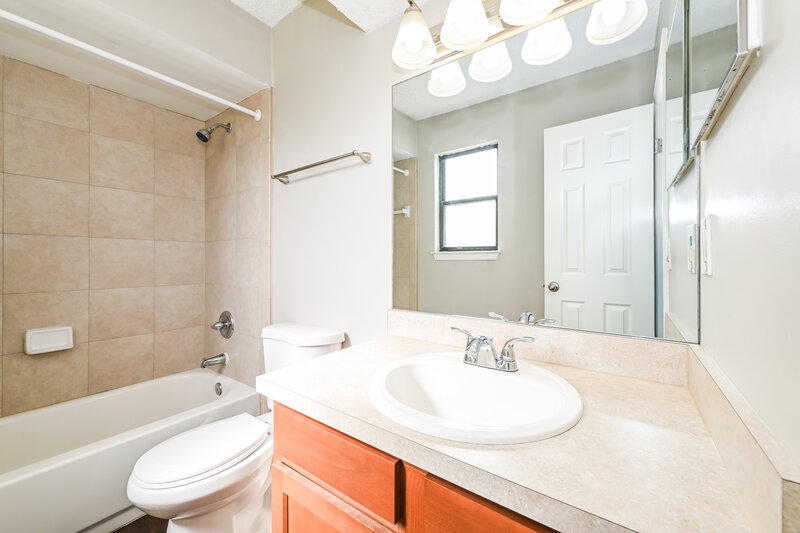 1,865/Mo, 3834 Olympic Ln Jacksonville, FL 32223 Main Bathroom View