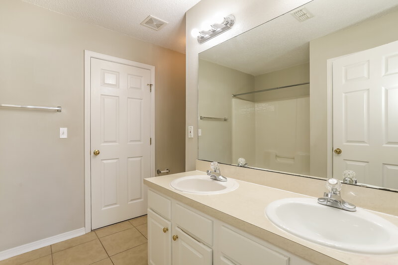 1,925/Mo, 3000 Plum Orchard Dr Orange Park, FL 32073 Main Bathroom View