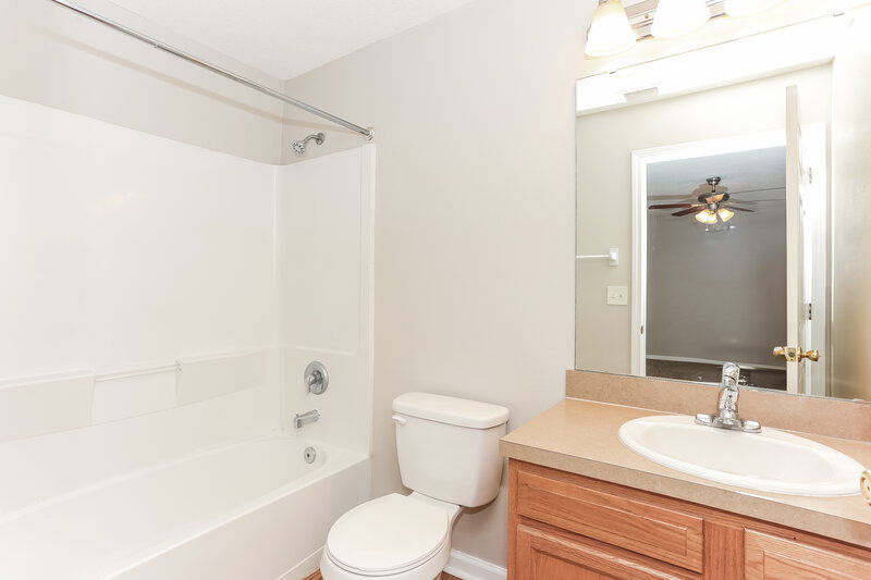 1,570/Mo, 8320 Oden Ave Jacksonville, FL 32216 Main Bathroom View