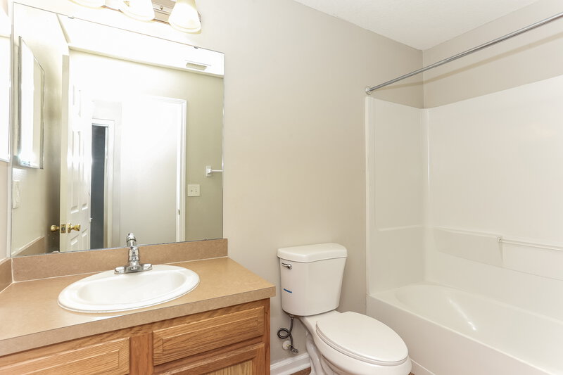 1,570/Mo, 8320 Oden Ave Jacksonville, FL 32216 Bathroom View