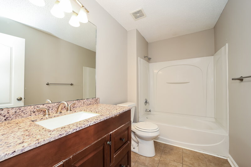 2,035/Mo, 440 Sanwick Dr Jacksonville, FL 32218 Main Bathroom View