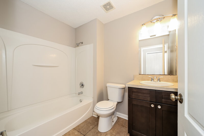 2,035/Mo, 440 Sanwick Dr Jacksonville, FL 32218 Bathroom View