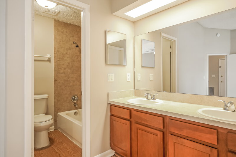 2,135/Mo, 4767 Wassail Dr Jacksonville, FL 32257 Main Bathroom View