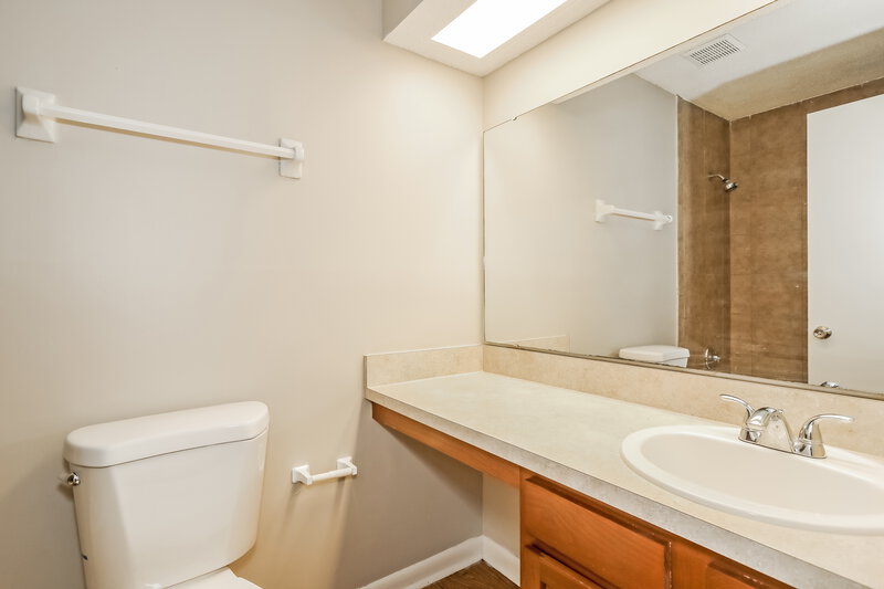 2,135/Mo, 4767 Wassail Dr Jacksonville, FL 32257 Bathroom View