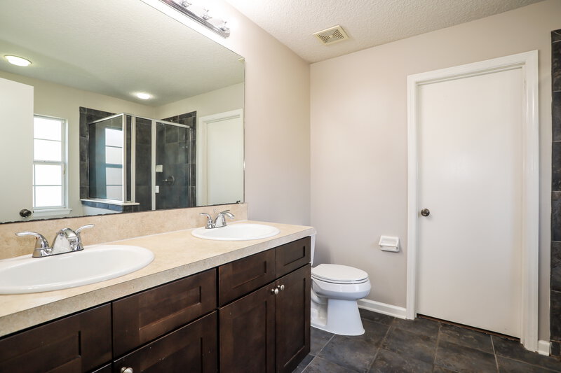 1,950/Mo, 2285 Brian Lakes Dr E Jacksonville, FL 32221 Main Bathroom View