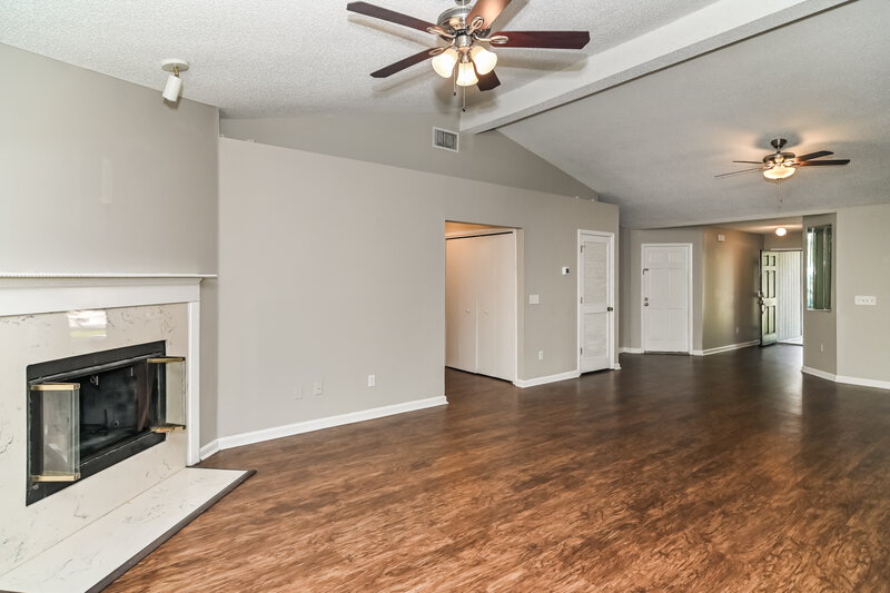 2,430/Mo, 946 Long Lake Dr Jacksonville, FL 32225 Living Room View