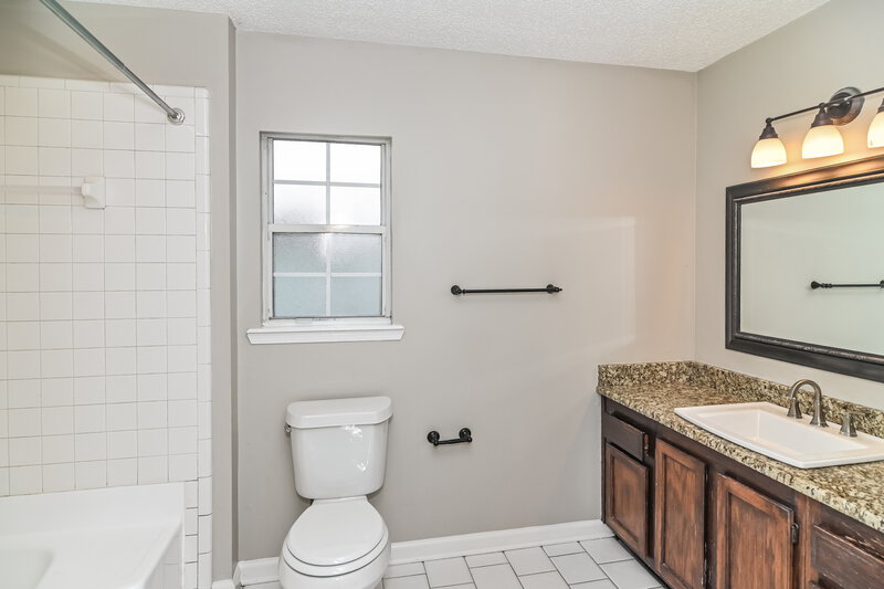2,430/Mo, 946 Long Lake Dr Jacksonville, FL 32225 Main Bathroom View