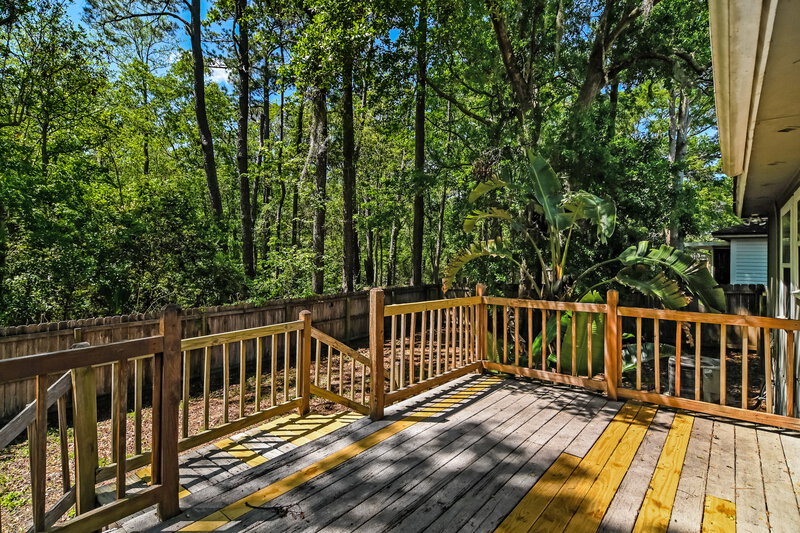2,430/Mo, 946 Long Lake Dr Jacksonville, FL 32225 Deck View