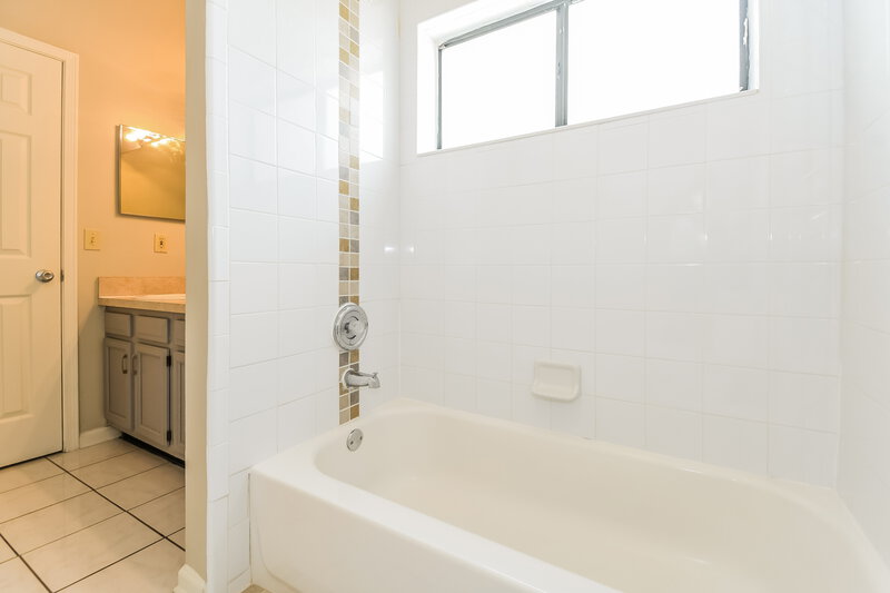 1,705/Mo, 7529 Teaticket Ct Jacksonville, FL 32244 Main Bathroom View