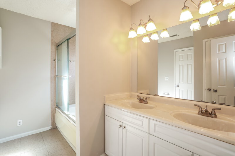 1,790/Mo, 2011 Cardiff Ln Middleburg, FL 32068 Main Bathroom View