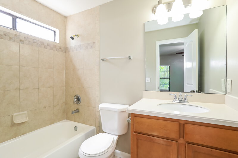 2,135/Mo, 3824 Tree Lake Dr Jacksonville, FL 32257 Main Bathroom View