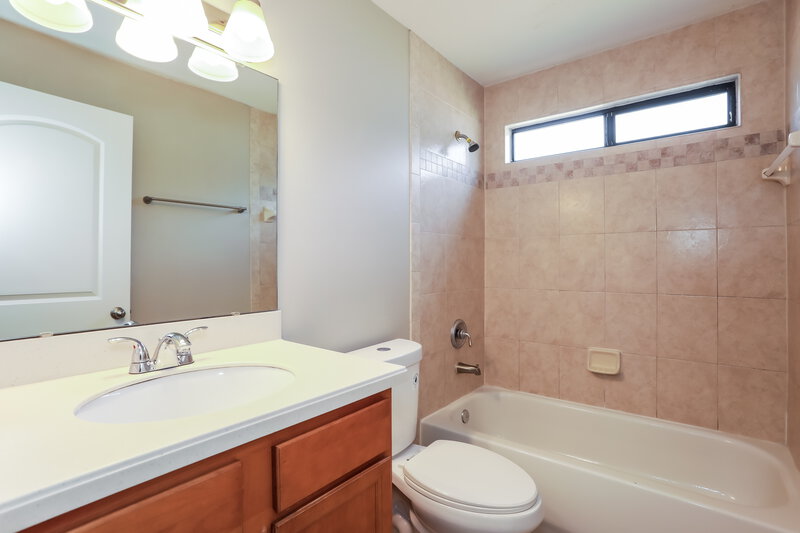2,135/Mo, 3824 Tree Lake Dr Jacksonville, FL 32257 Bathroom View