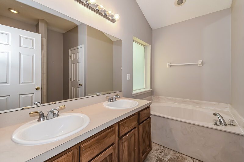 1,815/Mo, 2741 Acorn Park Dr N Jacksonville, FL 32218 Main Bathroom View