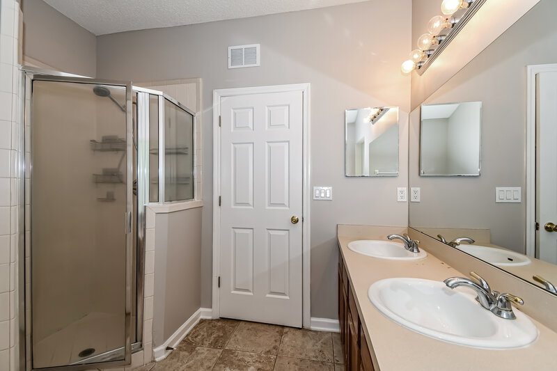 1,815/Mo, 2741 Acorn Park Dr N Jacksonville, FL 32218 Main Bathroom View 2