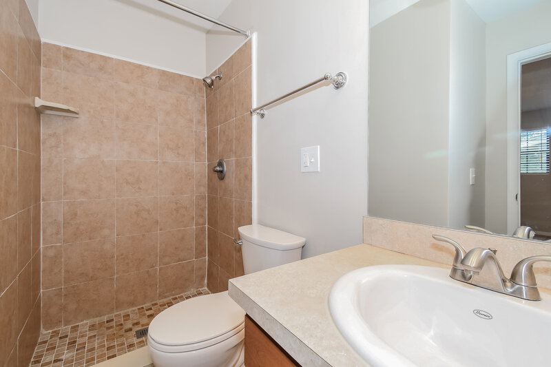 1,700/Mo, 4006  Ferrarra St Jacksonville, FL 32217 Main Bathroom View