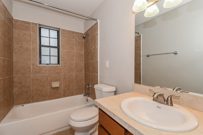1,700/Mo, 4006  Ferrarra St Jacksonville, FL 32217 Bathroom View