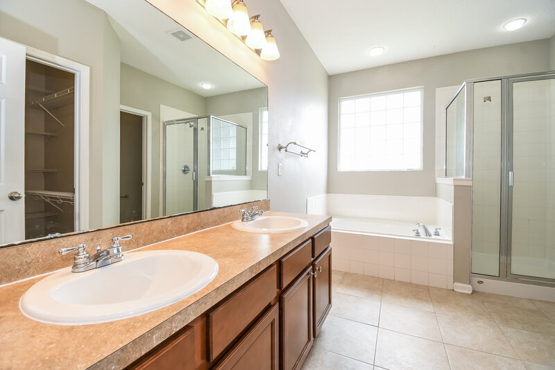 1,930/Mo, 9565 Bembridge Mill Dr Jacksonville, FL 32244 Main Bathroom View