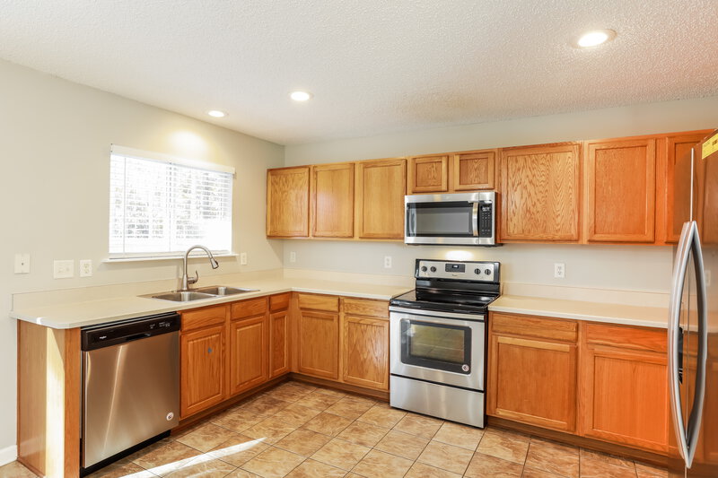 1,780/Mo, 7050 Beekman Lake Dr Jacksonville, FL 32222 Kitchen View 2
