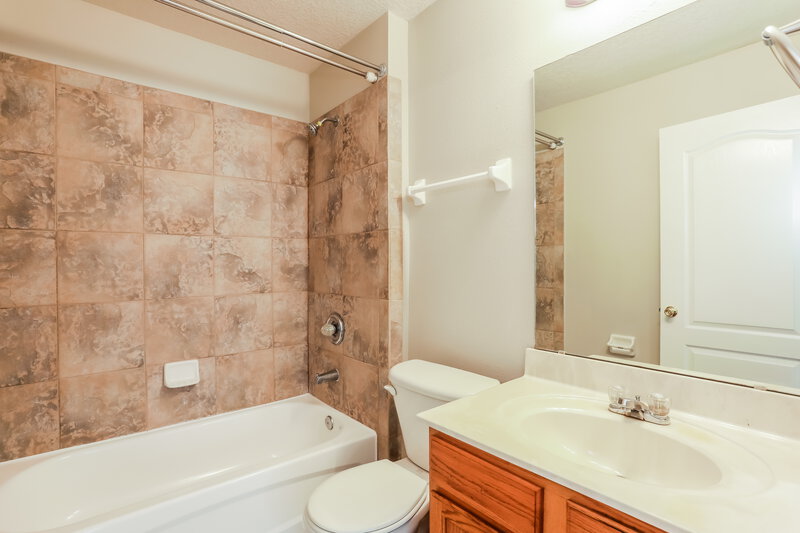 1,780/Mo, 7050 Beekman Lake Dr Jacksonville, FL 32222 Main Bathroom View