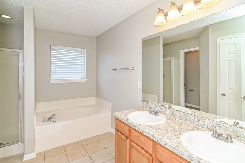 2,085/Mo, 13434 Ashford Wood Ct E Jacksonville, FL 32218 Main Bathroom View