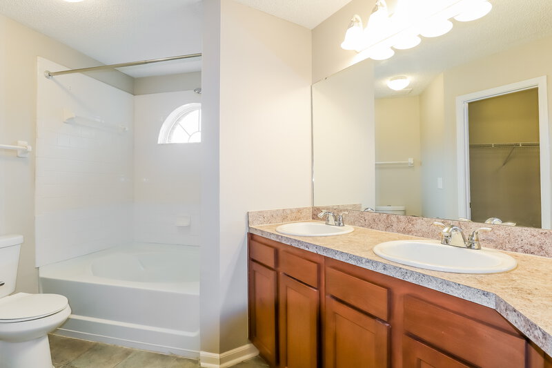 2,100/Mo, 11250 Hudderfield Cir S Jacksonville, FL 32246 Main Bathroom View