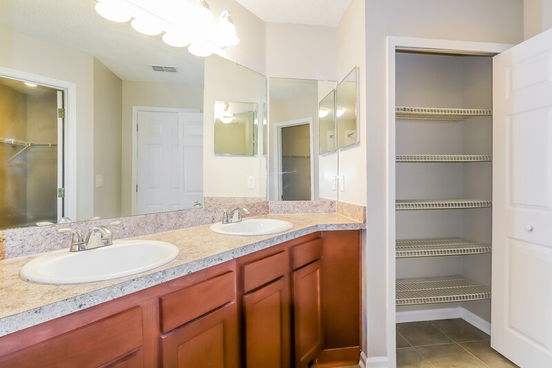 2,100/Mo, 11250 Hudderfield Cir S Jacksonville, FL 32246 Main Bathroom View 2