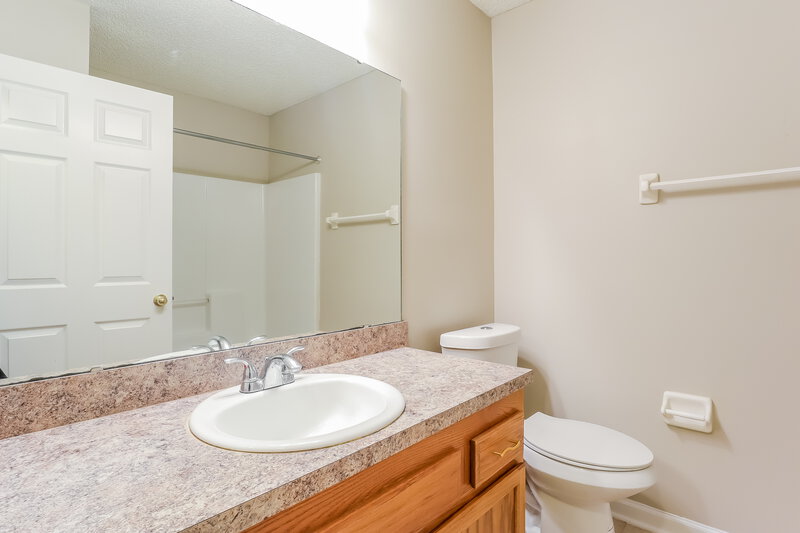 2,100/Mo, 11250 Hudderfield Cir S Jacksonville, FL 32246 Bathroom View